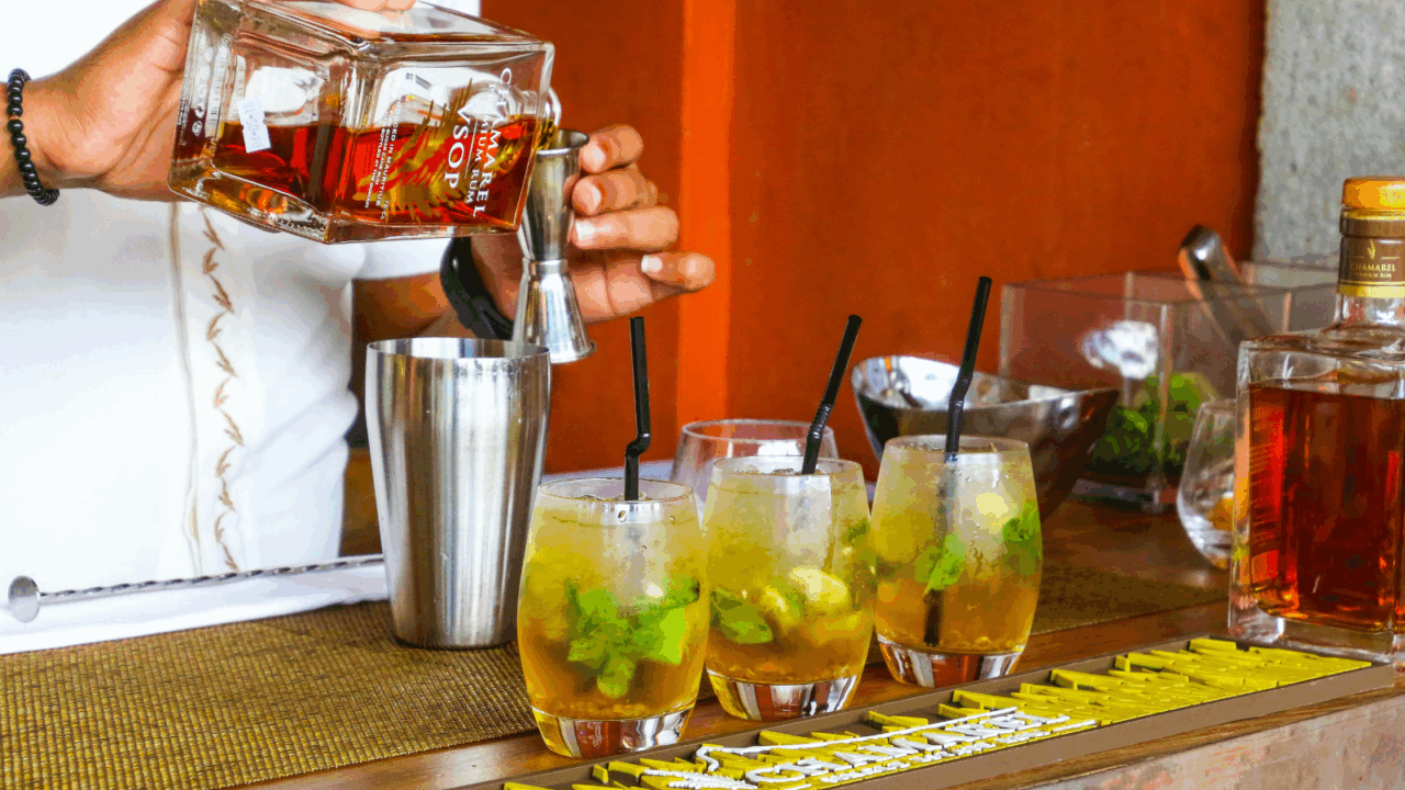 barman schenkt een hele hoop lekkere cocktails in (hetgeen waar de centrale Nederlandse man in Mexico een godsvermogen voor moest betalen)