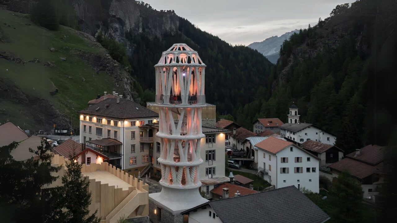 Buitenaanzicht van hoogste 3D-geprinte toren ter wereld, tor alva, in Zwitserland