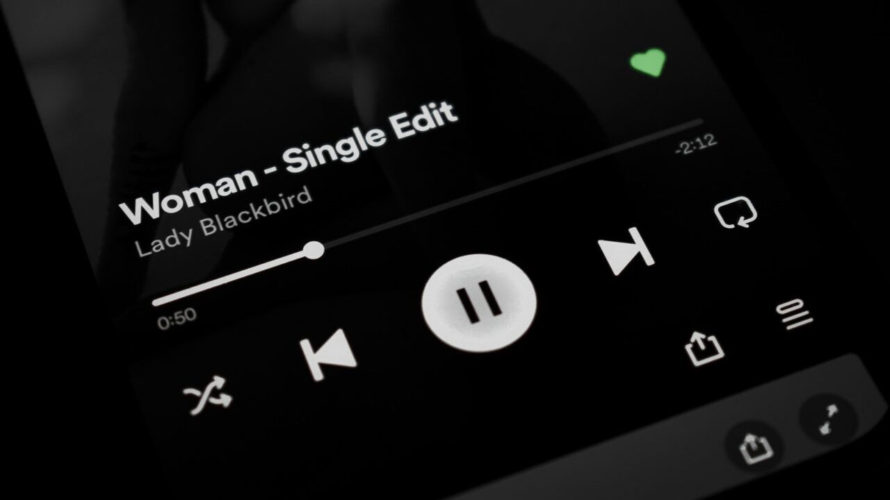 Een telefoon met de app van Spotify geopend