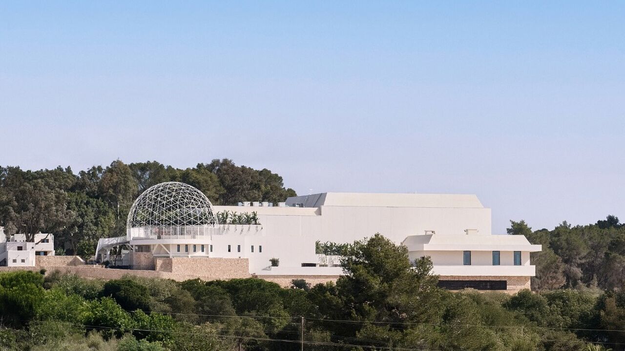 Buitenaanzicht van UNVRS Ibiza, de grootste nachtclub ter wereld