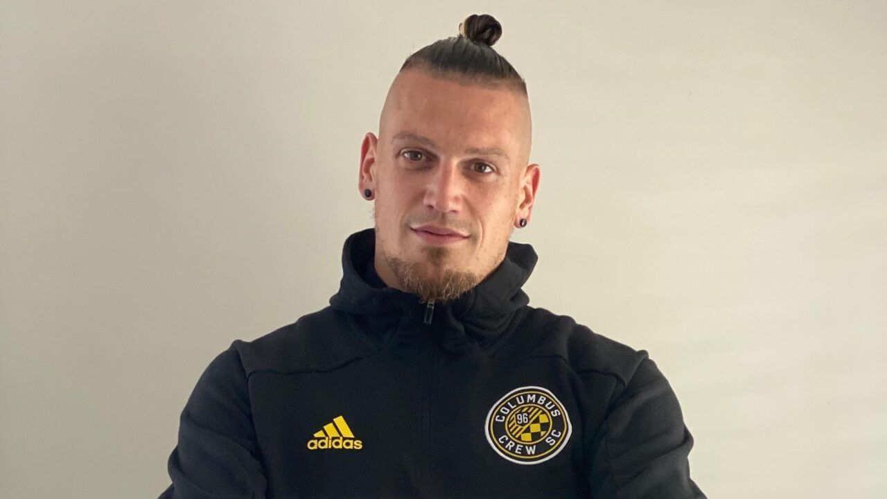Vito Wormgoor poserend bij zijn voetbalclub