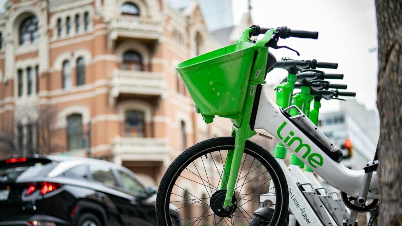 Een van de Lime deelfietsen