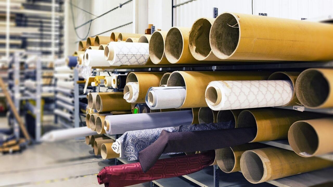 Rollen stof in een fabriek