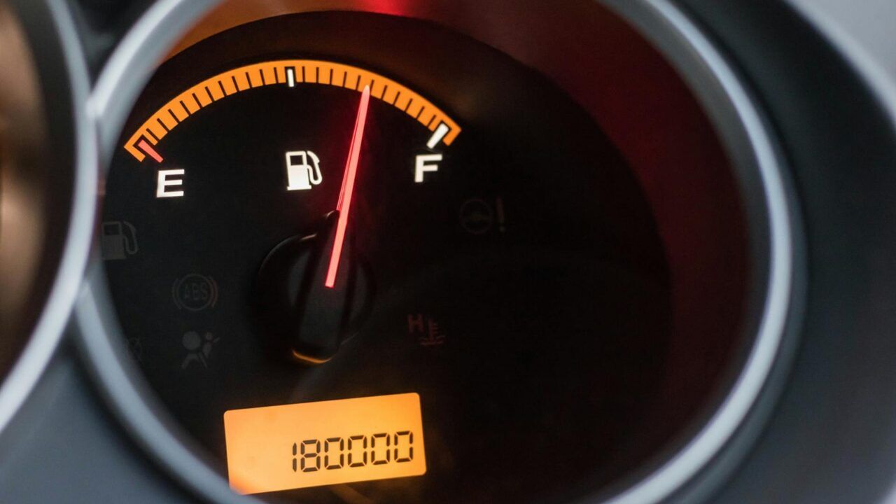 Een dashboard van een tweedehands auto met een kilometerteller