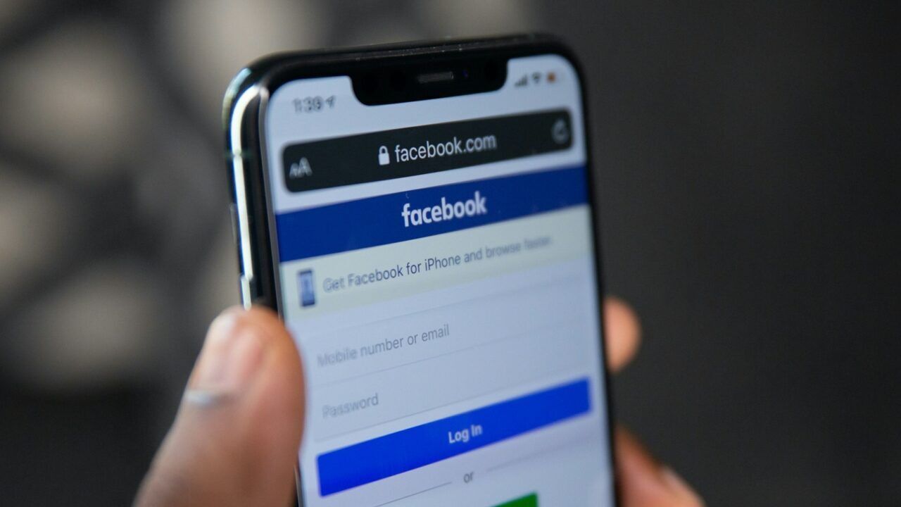 Een smartphone met de app van Facebook, welke jouw foto's ook gaat gebruiken voor AI