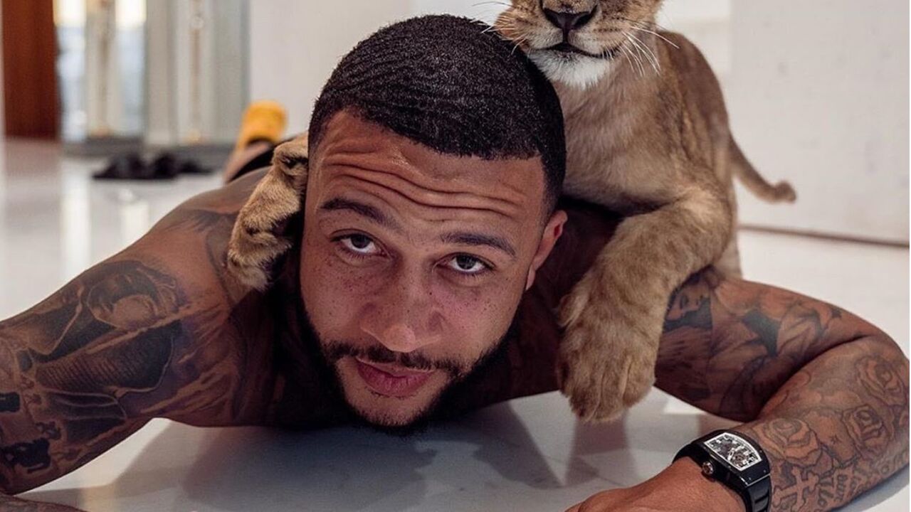 Selfie van Memphis Depay, die zijn penthouse in Rotterdam te koop zet