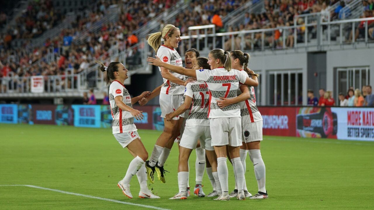 Een wedstrijd tijdens de Champions League voor vrouwen.
