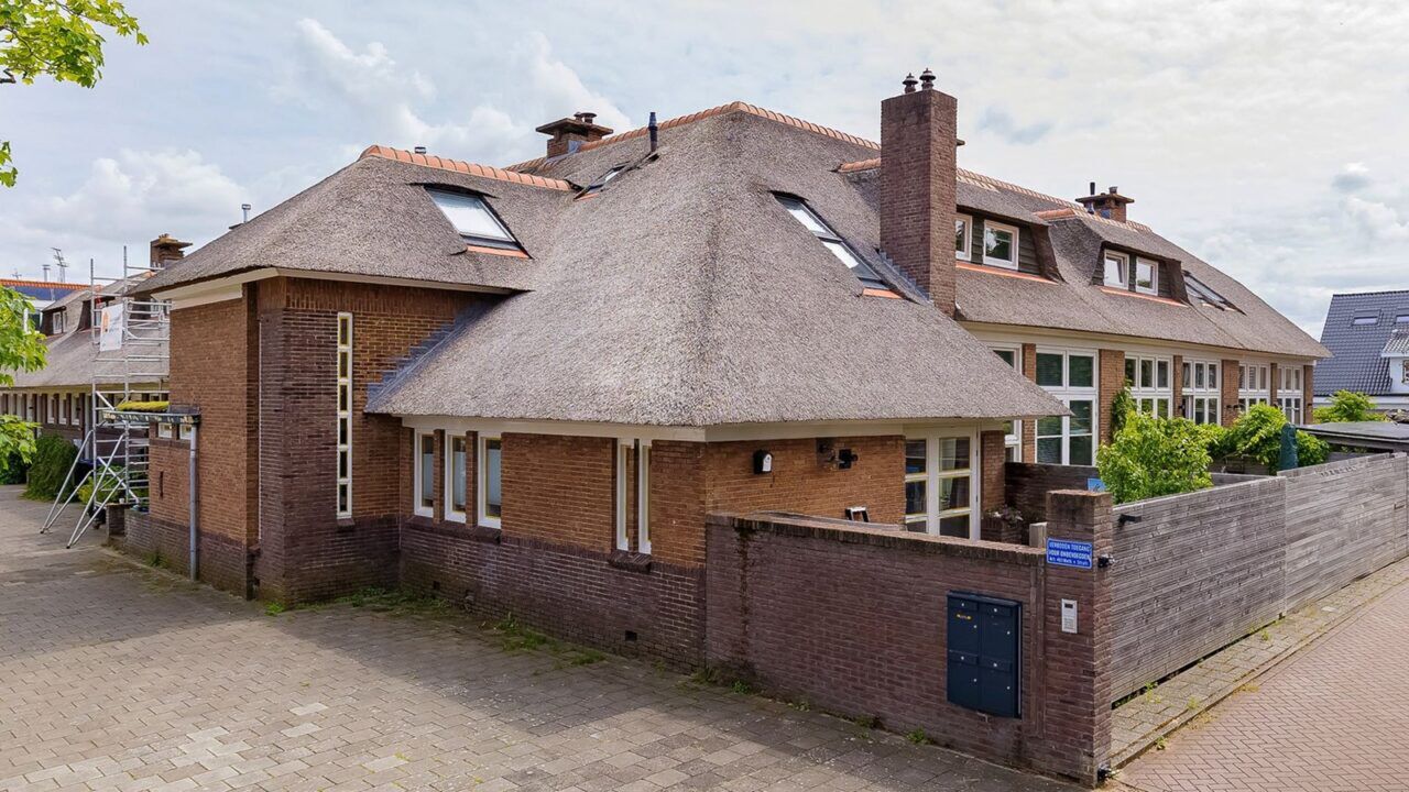 De rietgedekte villa.