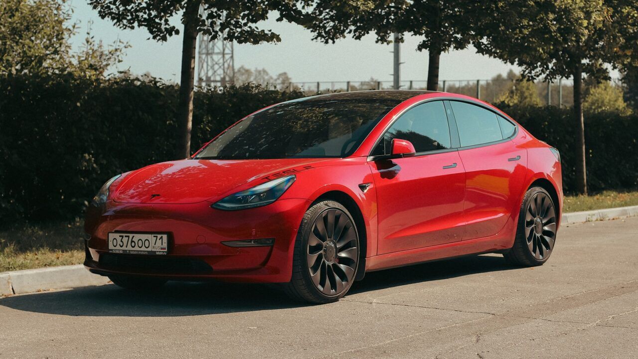 Een Tesla, een van de elektrische auto's die qua prijzen zijn gedaald op de tweedehands markt.