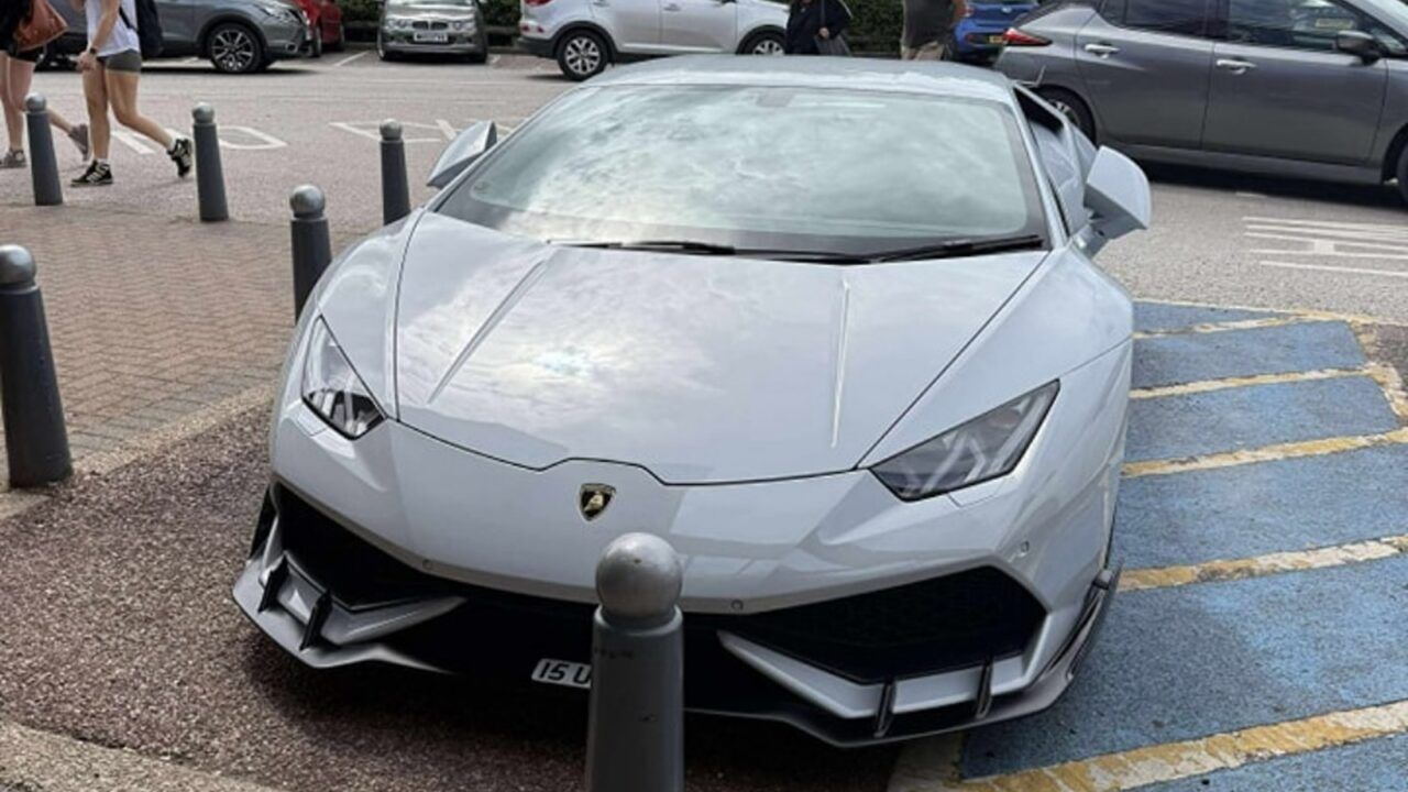 De Lamborghini van de foutparkeerder.