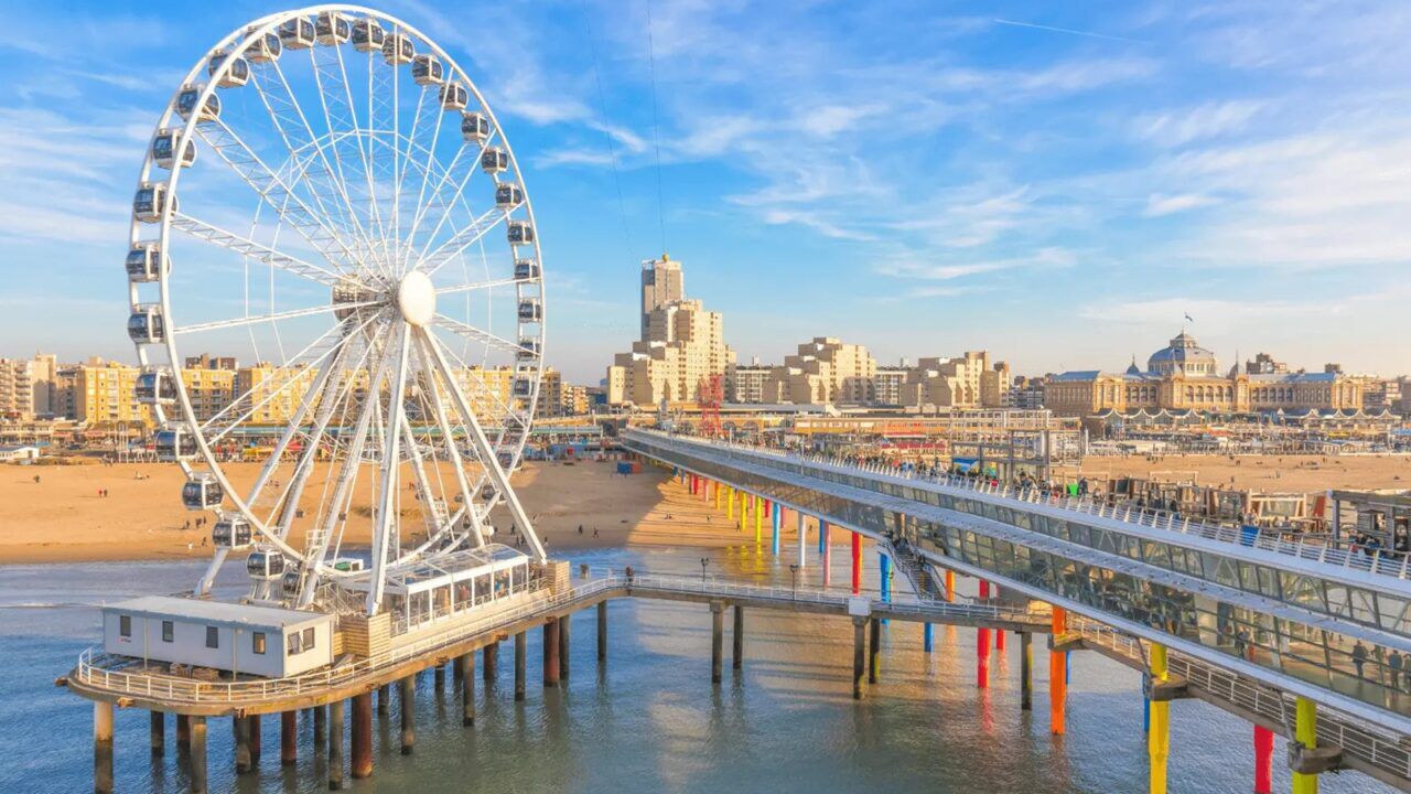 De pier in Scheveningen, alwaar parkeren aan het strand erg prijzig is.