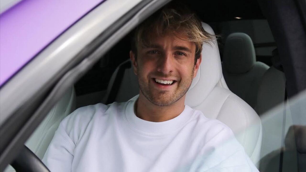 Thomas Brok in zijn bijzondere wagen.