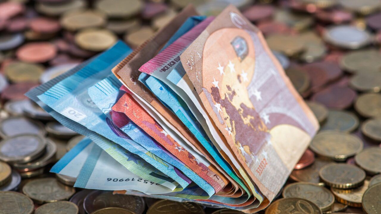 Geld, dat gaan pensionado's meer krijgen na de flinke verhoging van de AOW.