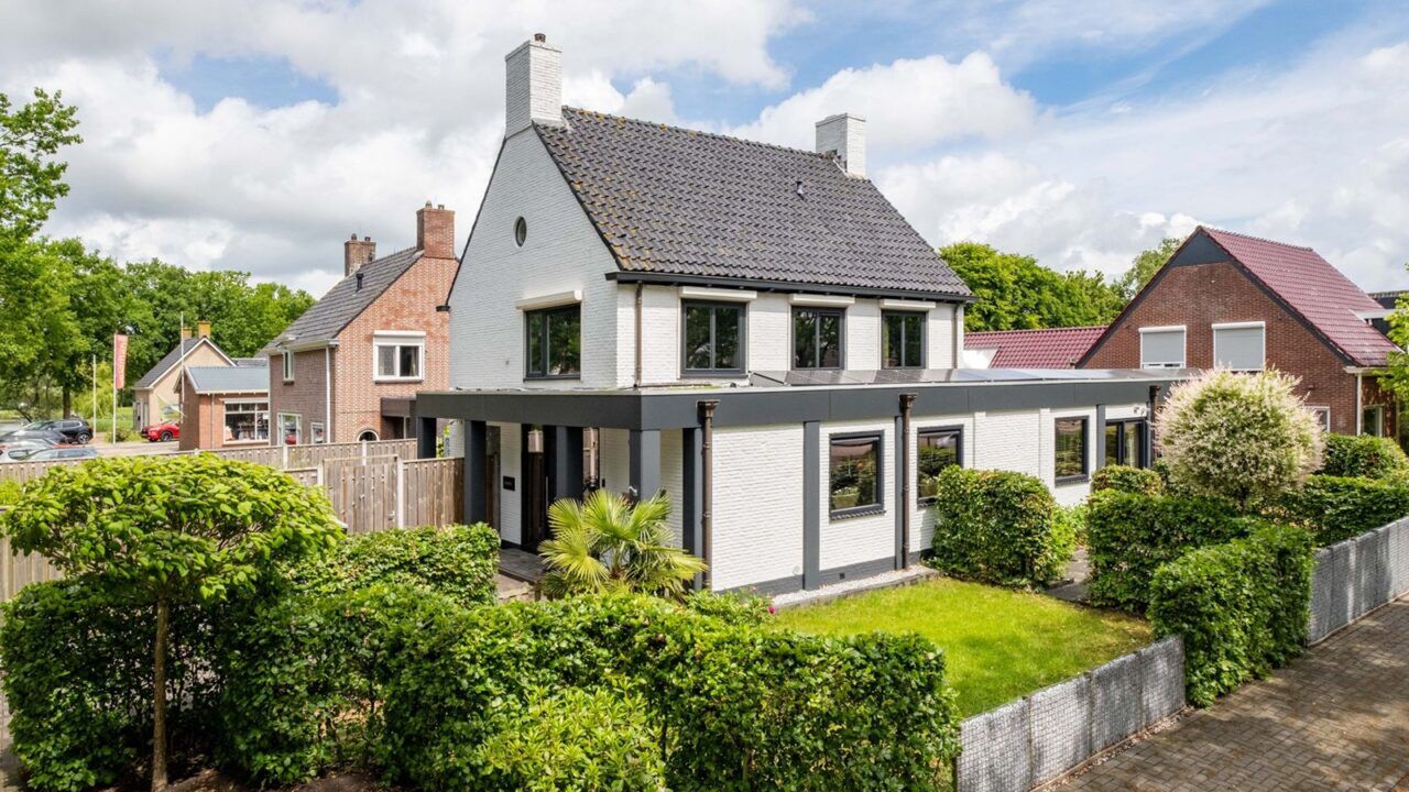 De woning die vroeger werd gebruikt als bankgebouw.