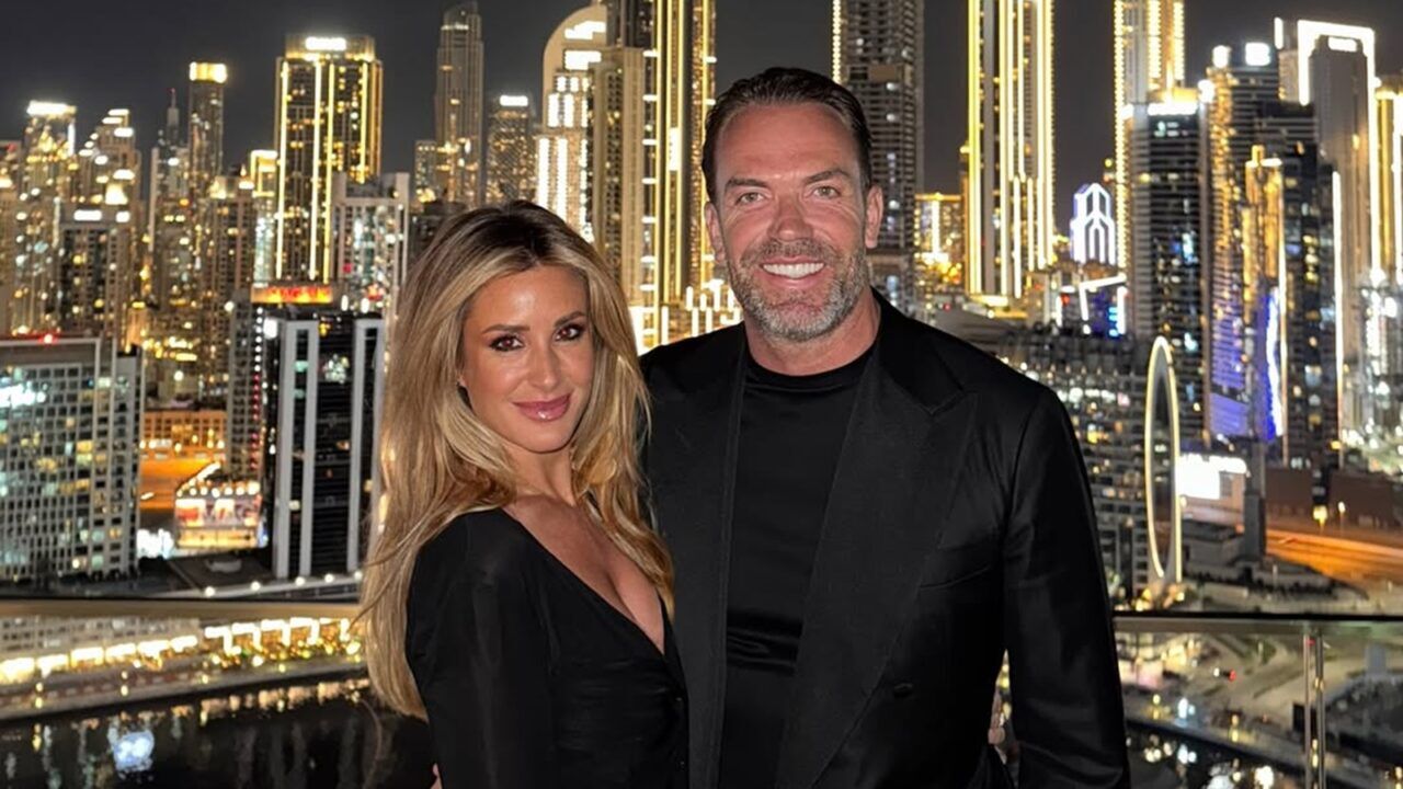 Robert Doornbos en zijn vrouw, een stel dat recentelijk hun huis verkocht.