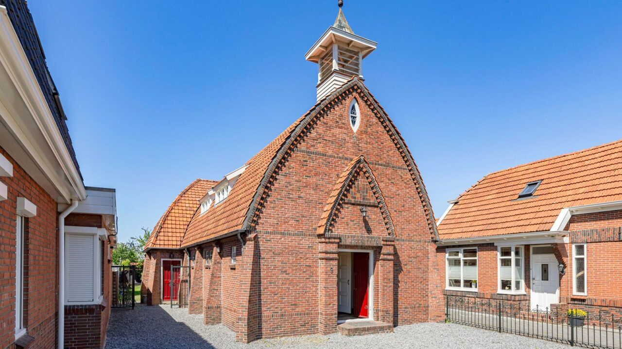De buitenkant van de kerk die op Funda te koop staat
