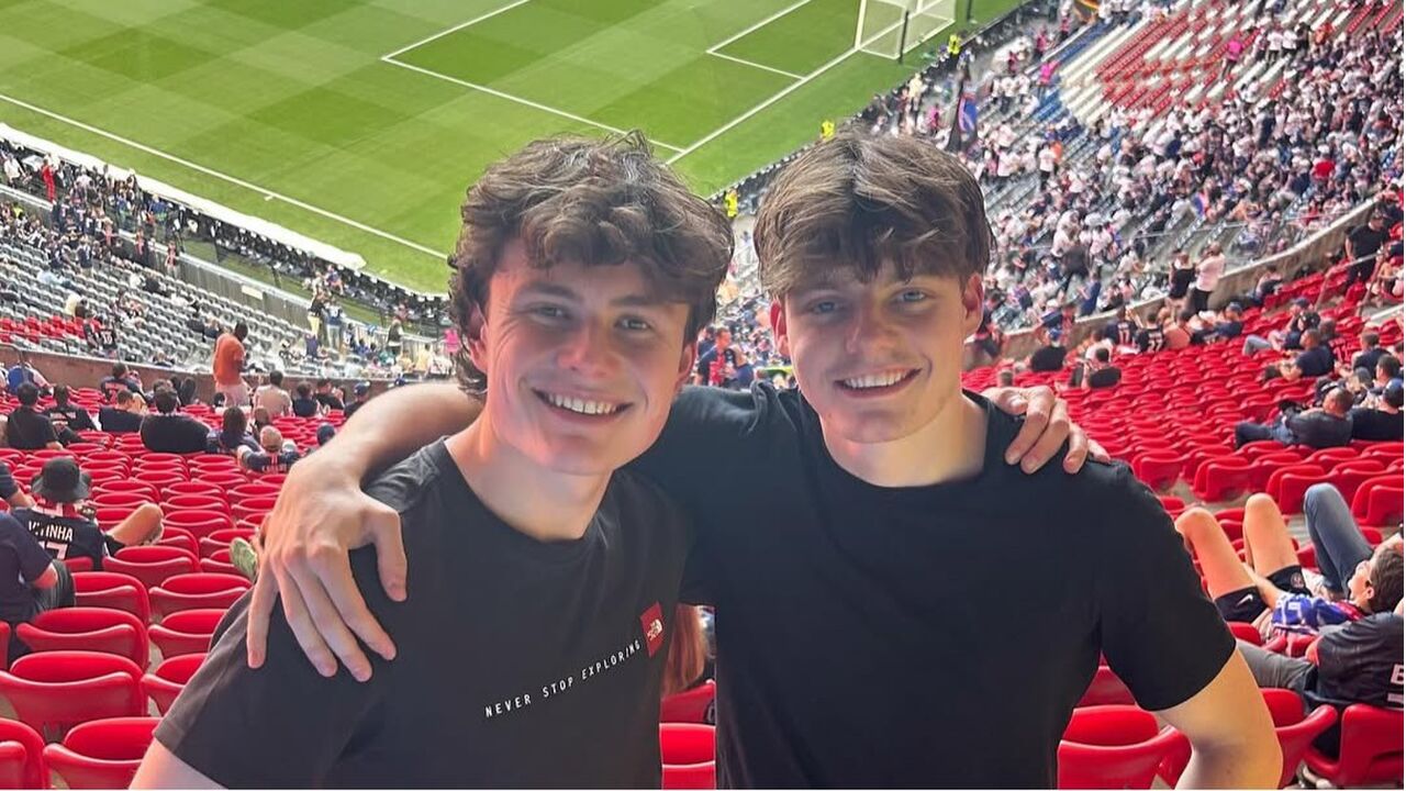 Neal en Senne staan trots in de Allianz Arena