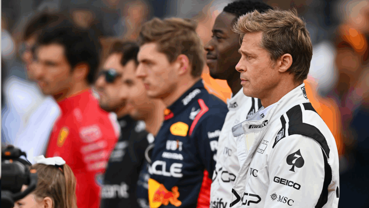 Een shot uit F1: The Movie, met op de voorgrond acteurs Brad Pitt en Damson Idris, en daarachter wat echte coureurs uit de F1 zoals Max Verstappen zelf