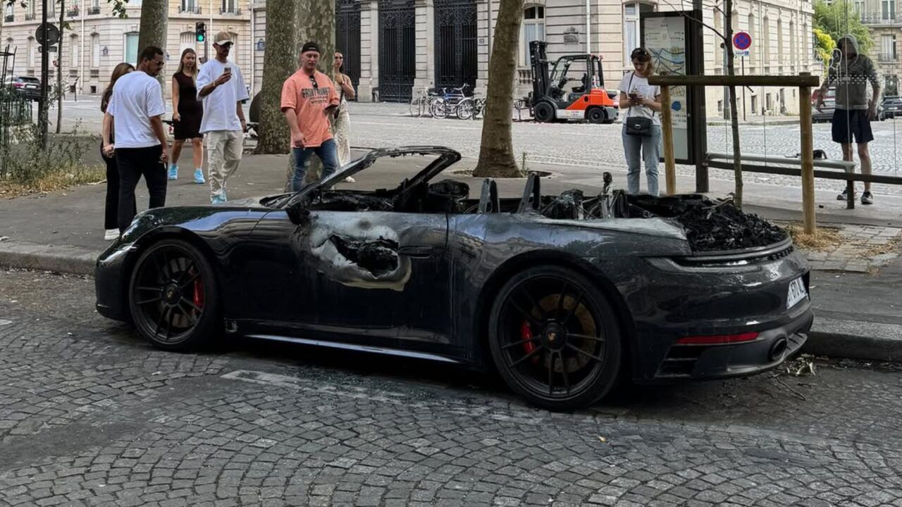Uitgebrande Porsche 911 Carrera op straat in Parijs.