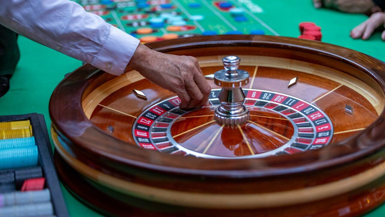 Man die aan het gokken is aan een roulettetafel