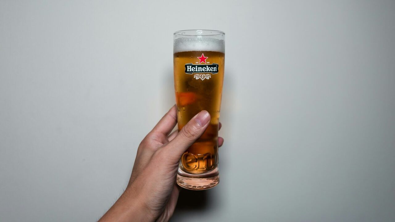 Een glas Heineken