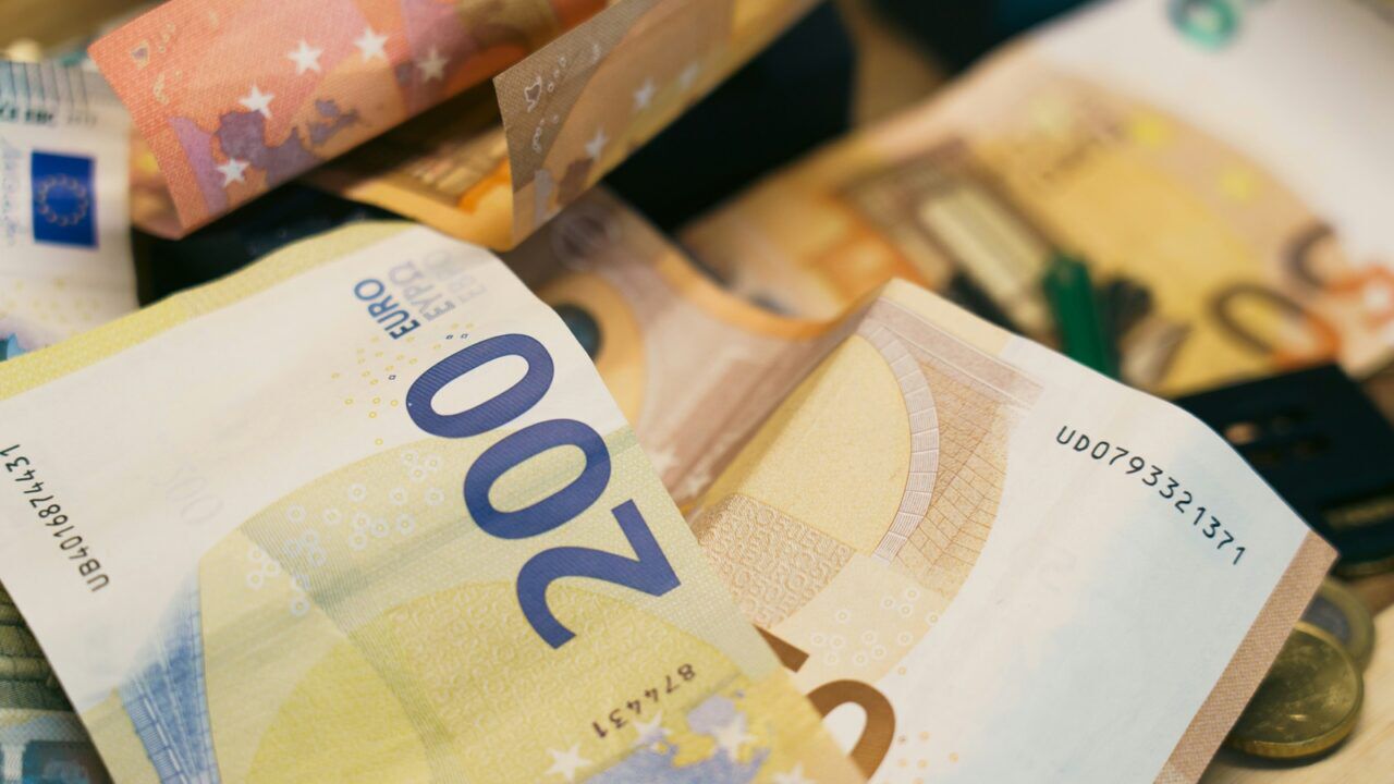 Cashgeld, dat heb je nodig om de hoge prijzen in Nederland te kunnen betalen.