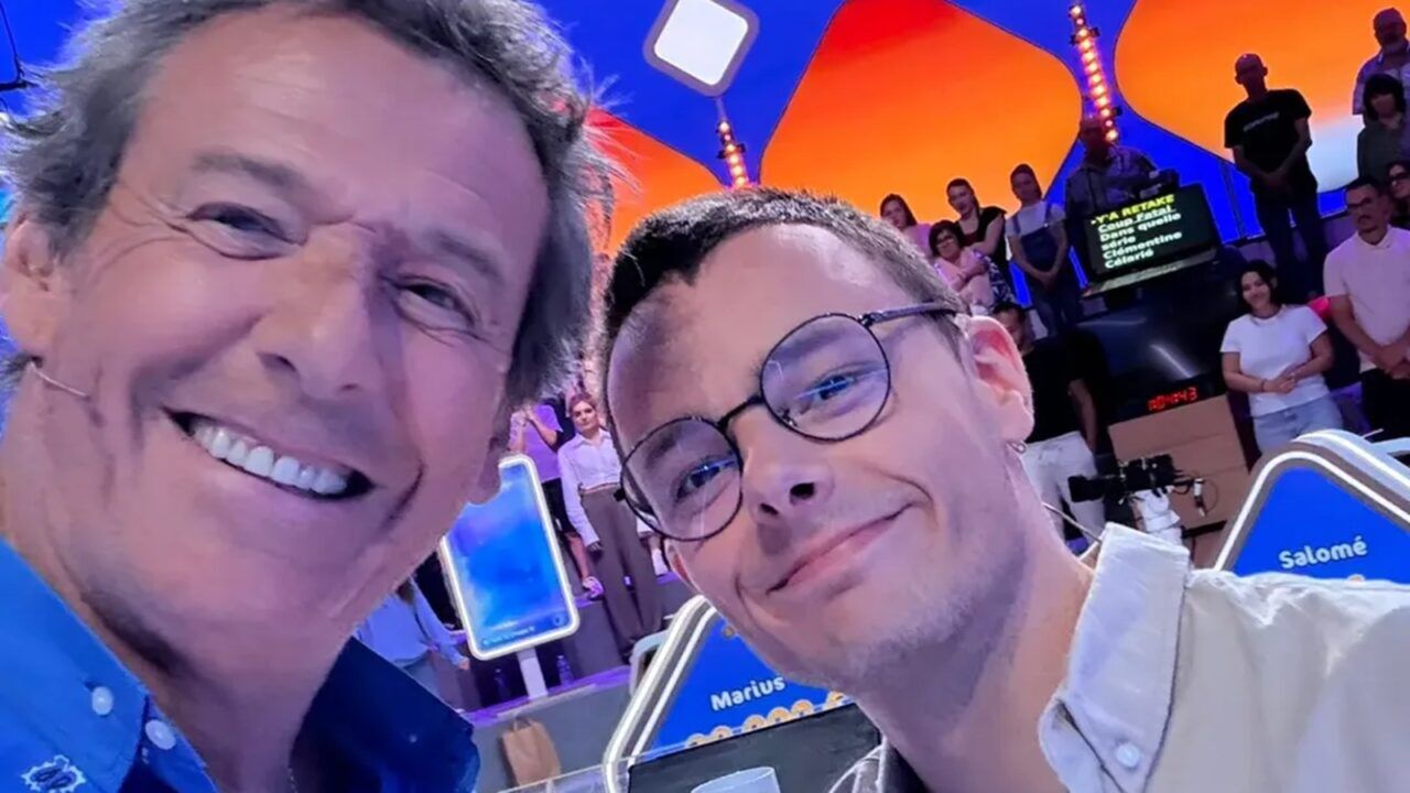 De Franse spelshowdeelnemer en de presentator van het programma.