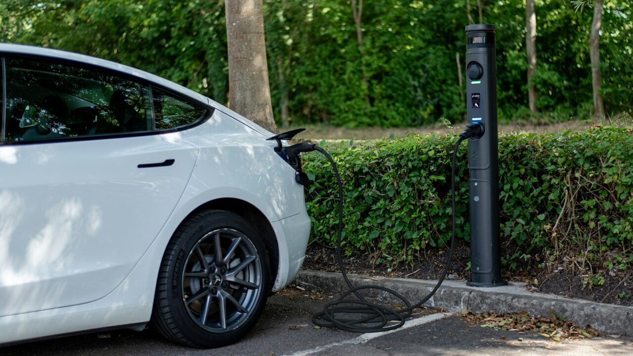 Een van de EV's die duurzamer is dan de meeste benzineauto's.
