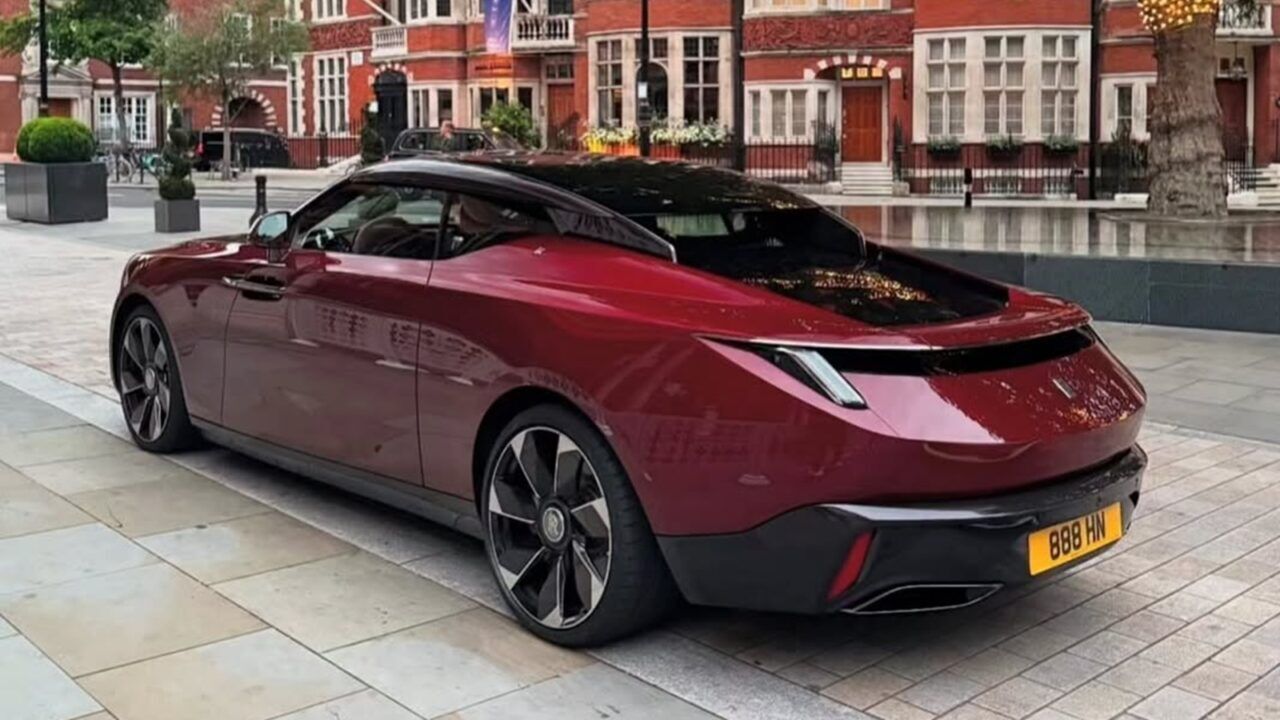 De achterzijde van de duurste Rolls-Royce ter wereld.