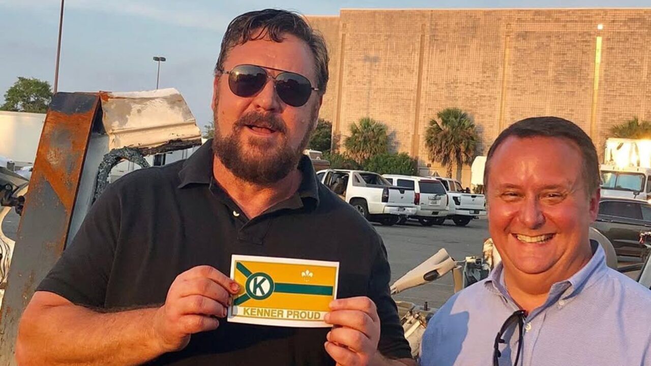 Illustratie voor: Stijlvolle supporter: acteur Russell Crowe zit op de Wimbledon-tribunes met een kleurrijke Rolex om de pols