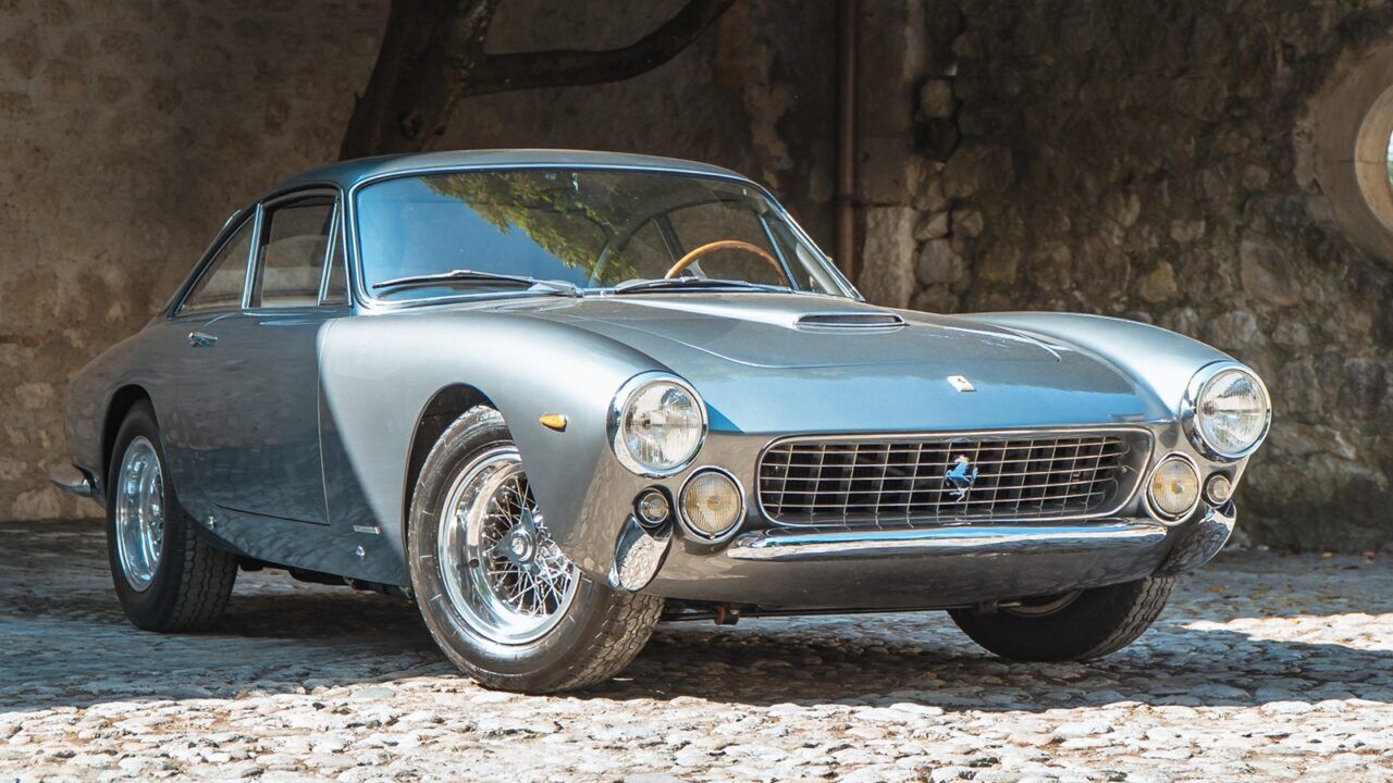 Een Ferrari uit de autocollectie die naar de veiling zal gaan.