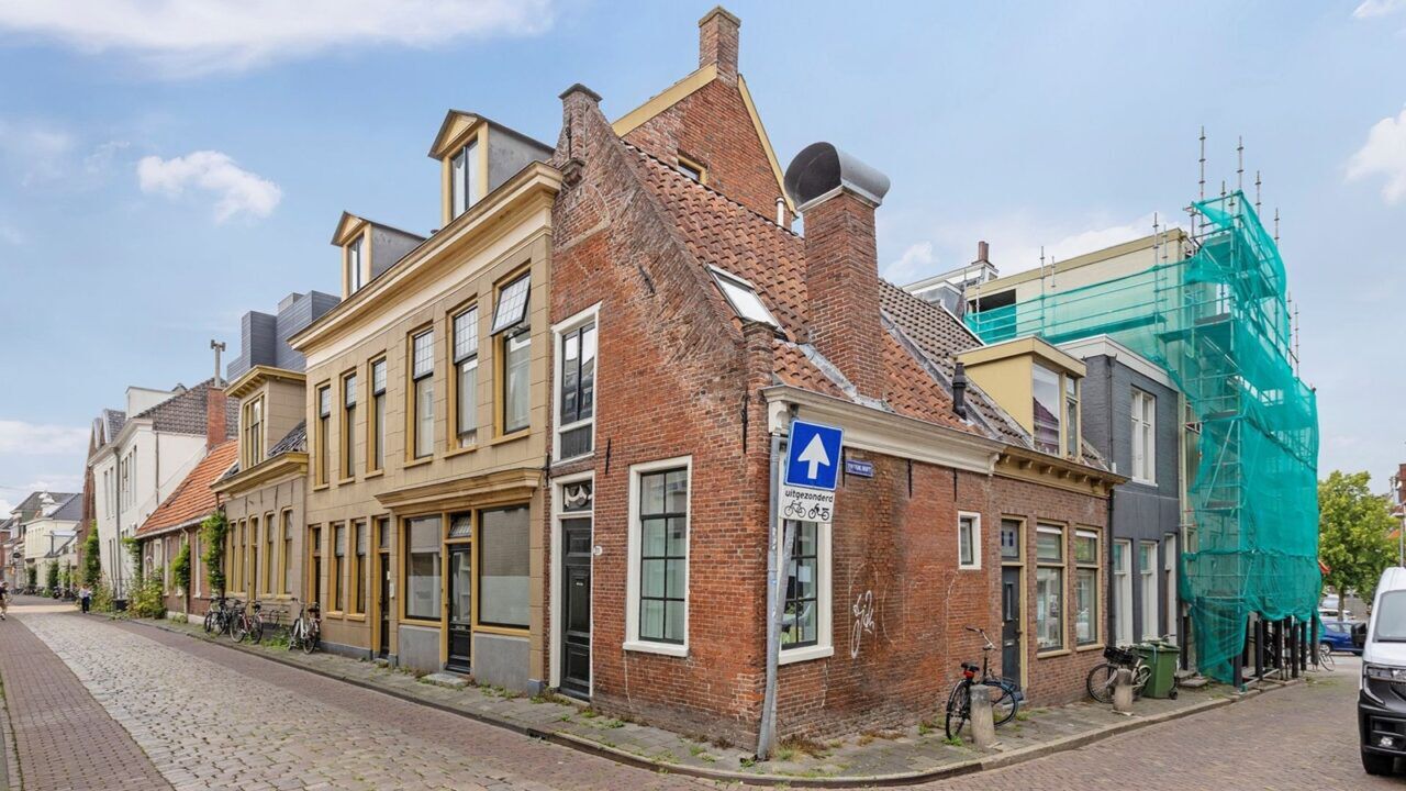 De buitenzijde van het kleinste huis van Groningen.