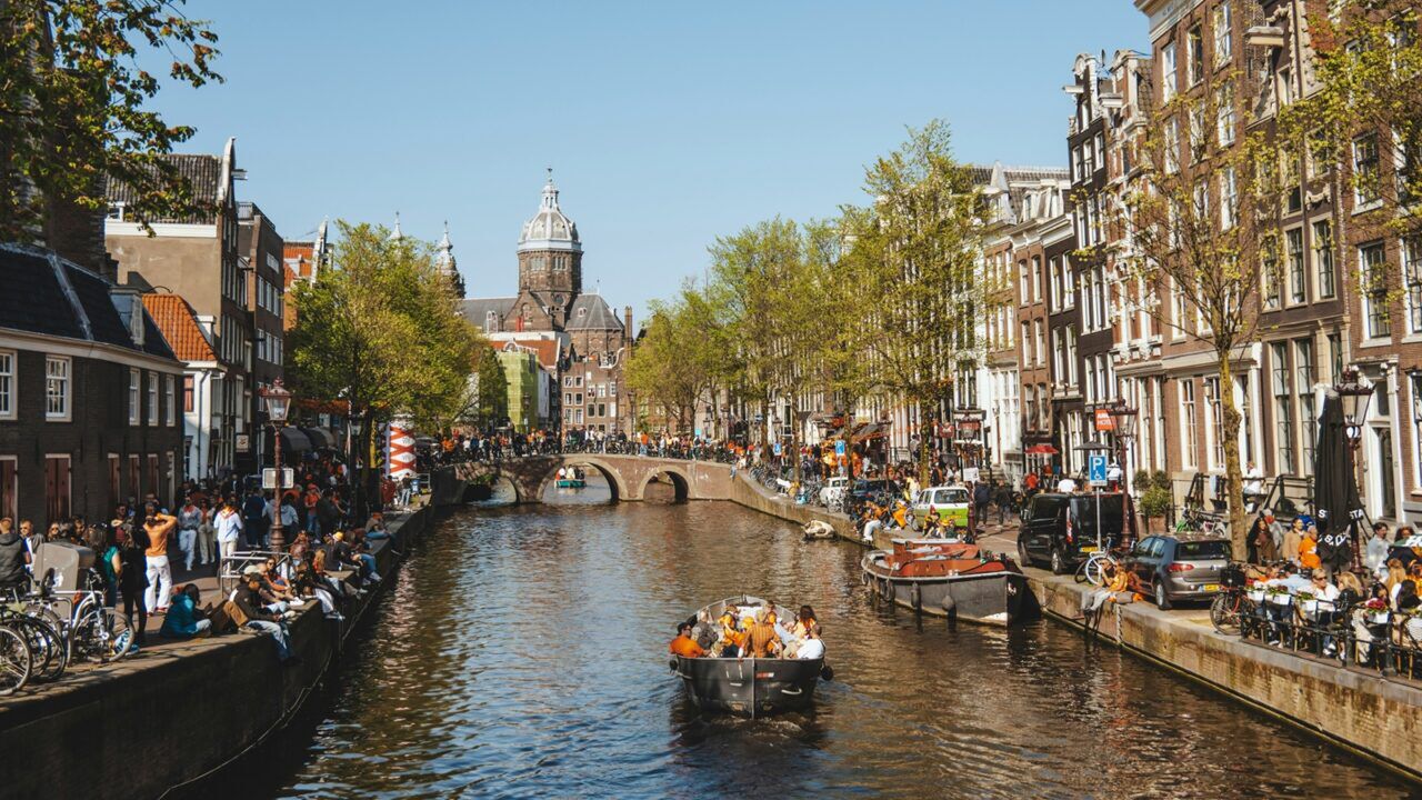 Amsterdam, alwaar de toeristenbelasting torenhoog is.