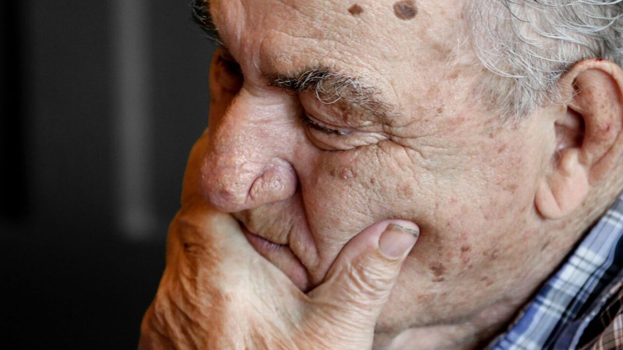 Een man die baalt dat hij de gevolgen van dementie ondervindt