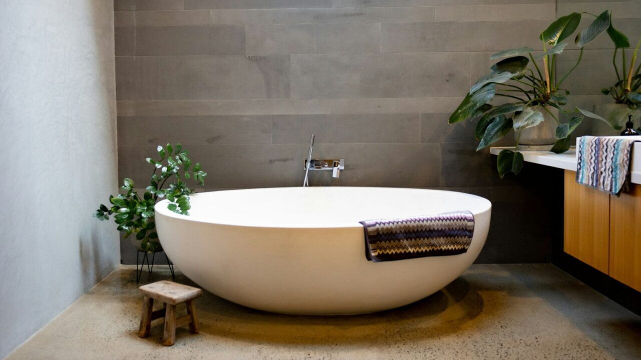 Een ligbad in een stijlvolle, persoonlijke badkamer