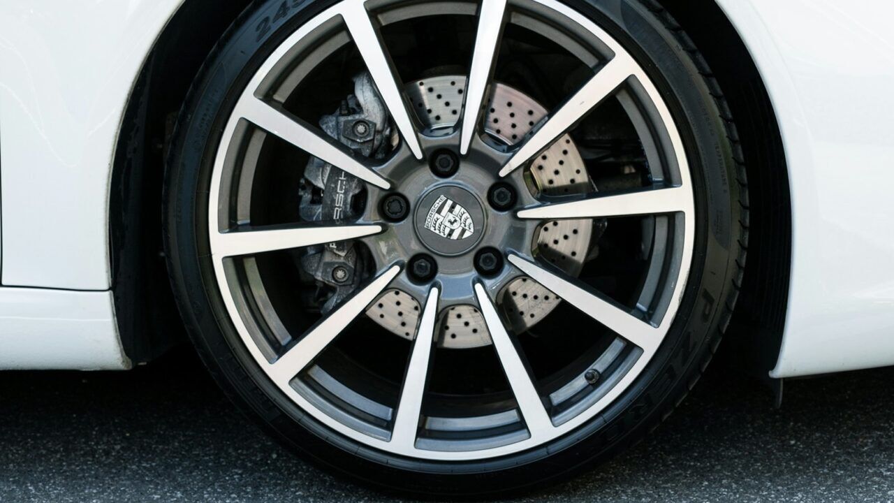 Autoband onder een Porsche wagen