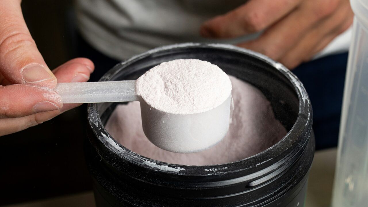 Een schep whey proteïnepoeder, waar ook slechte ingrediënten in zitten