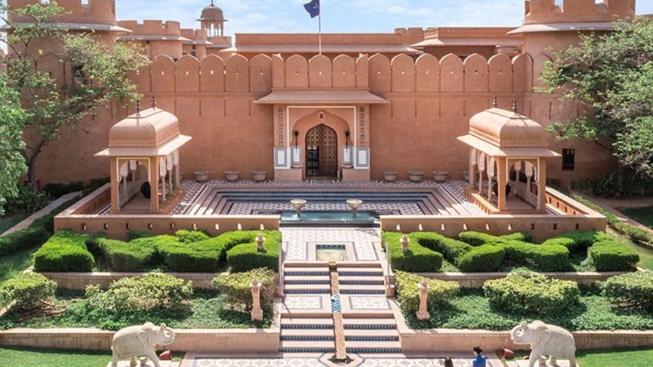 De voorzijde van het tot hotel omgebouwde paleis.