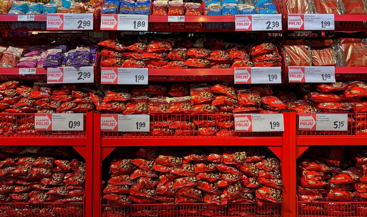 Een schap met allemaal pepernoten.