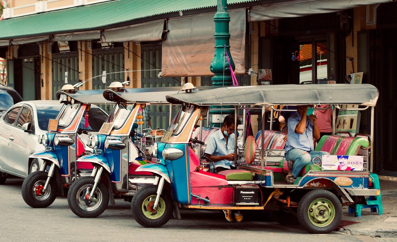 Drie tuktuks die staan in Bangkok.