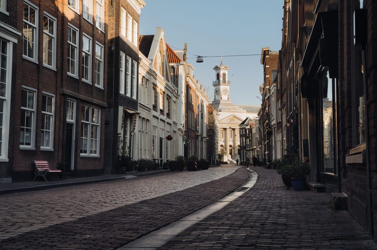 Een straat met een kerk.