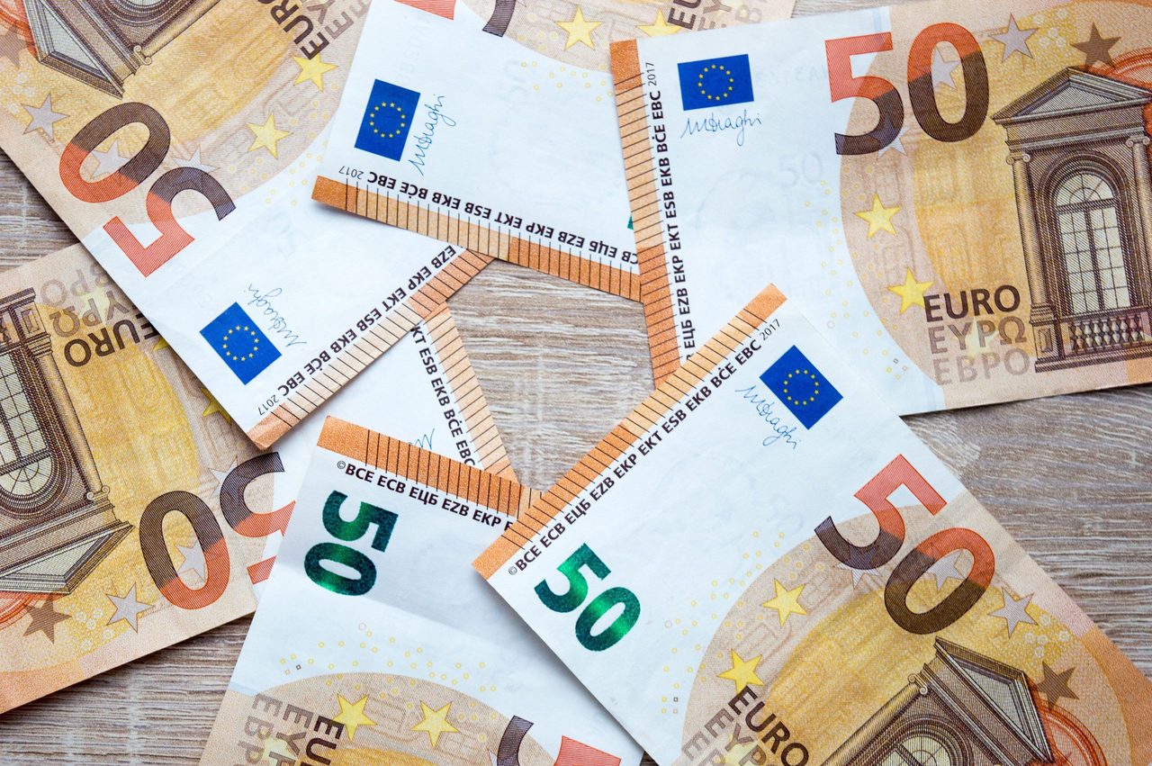 Briefjes van vijftig euro die op tafel liggen.