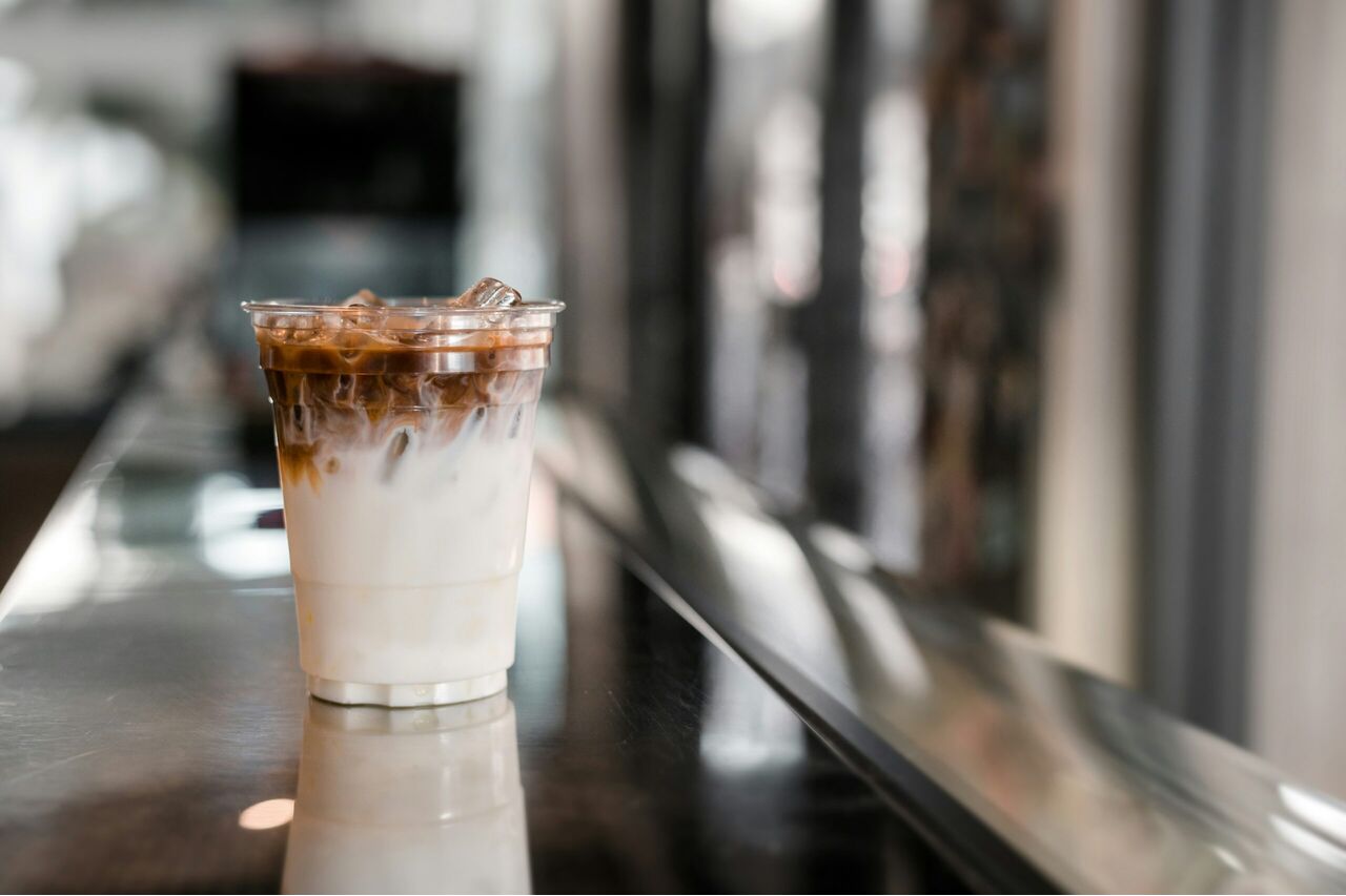 Een koffie die op een toonbank staat.