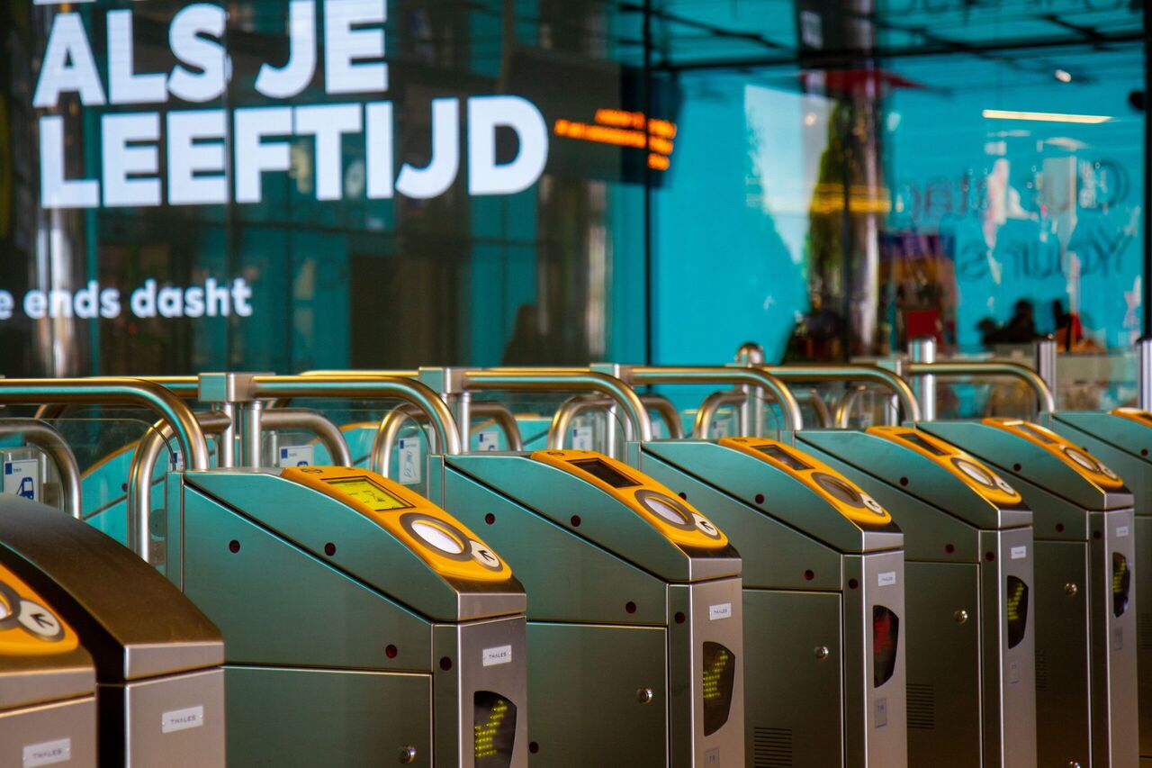 Meerdere treinpoortjes op het station.