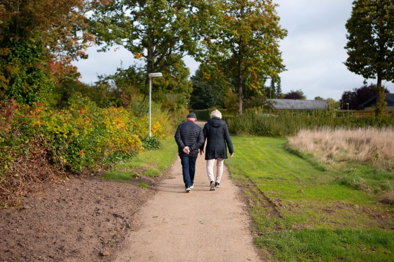 Een man en vrouw die samen wandelen. 
