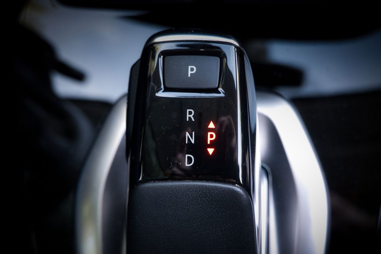 Een keuzehendel van een automaat die in P staat.