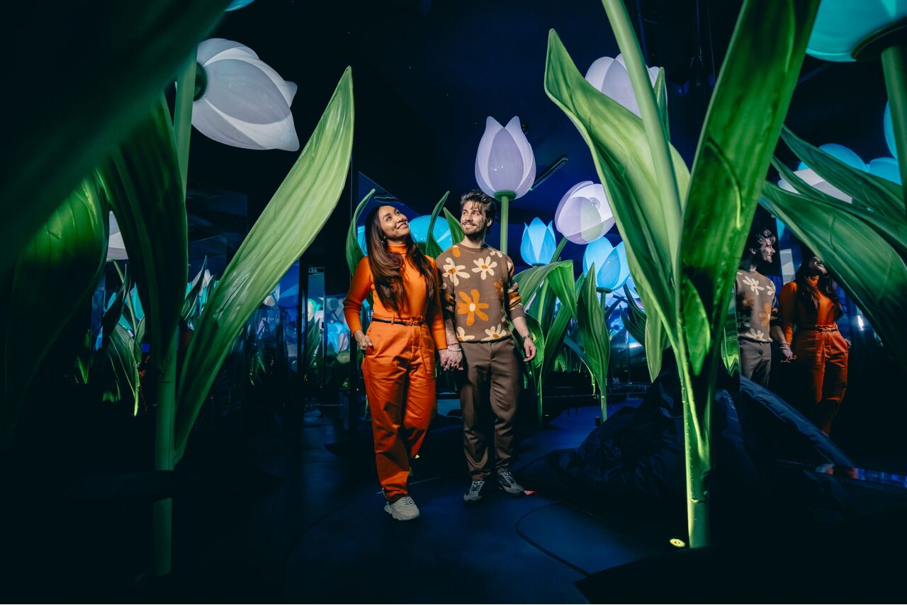 2 bezoekers bij Highlights of Holland tussen de tulpenvelden