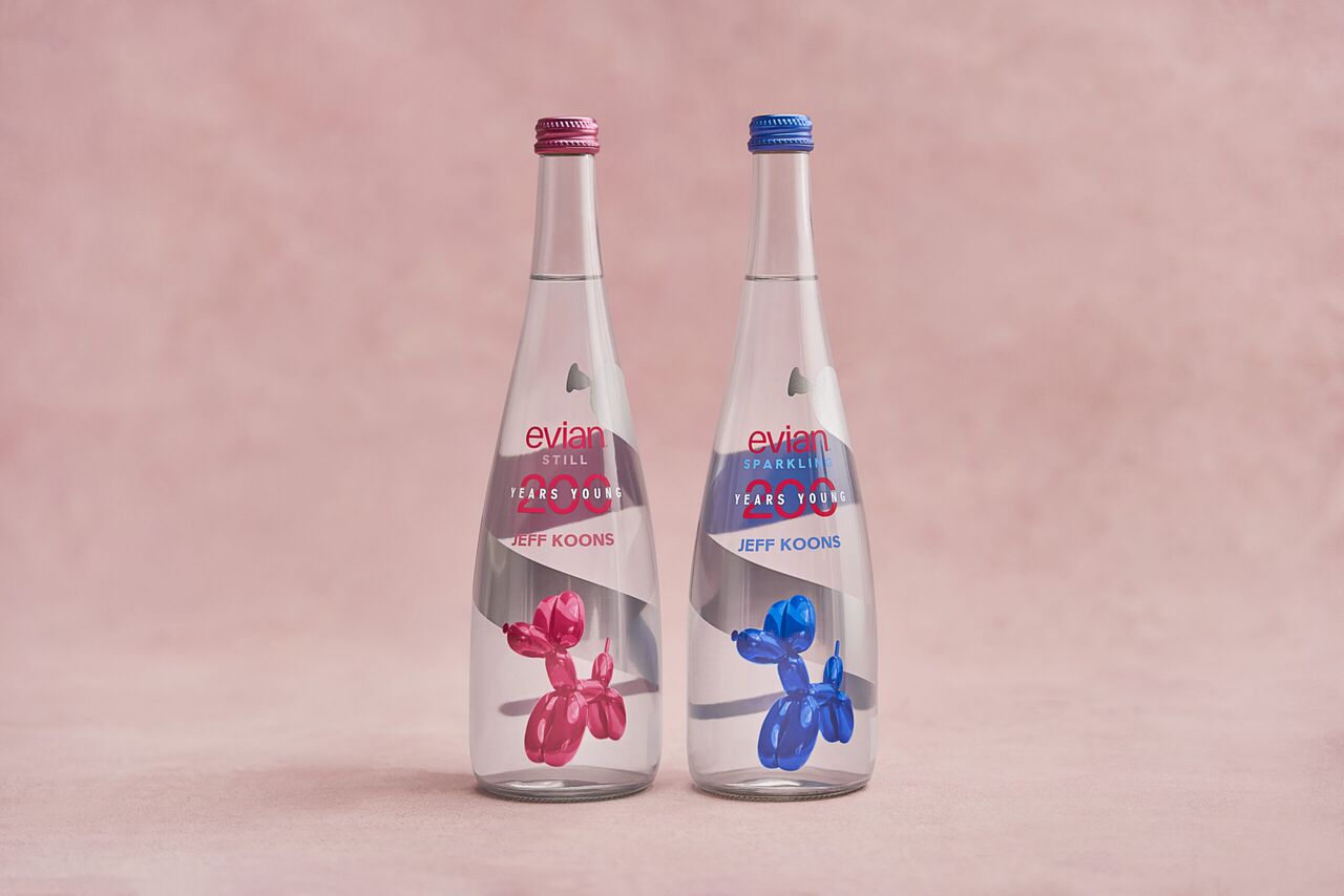 Twee Evian-flessen die naast elkaar staan.
