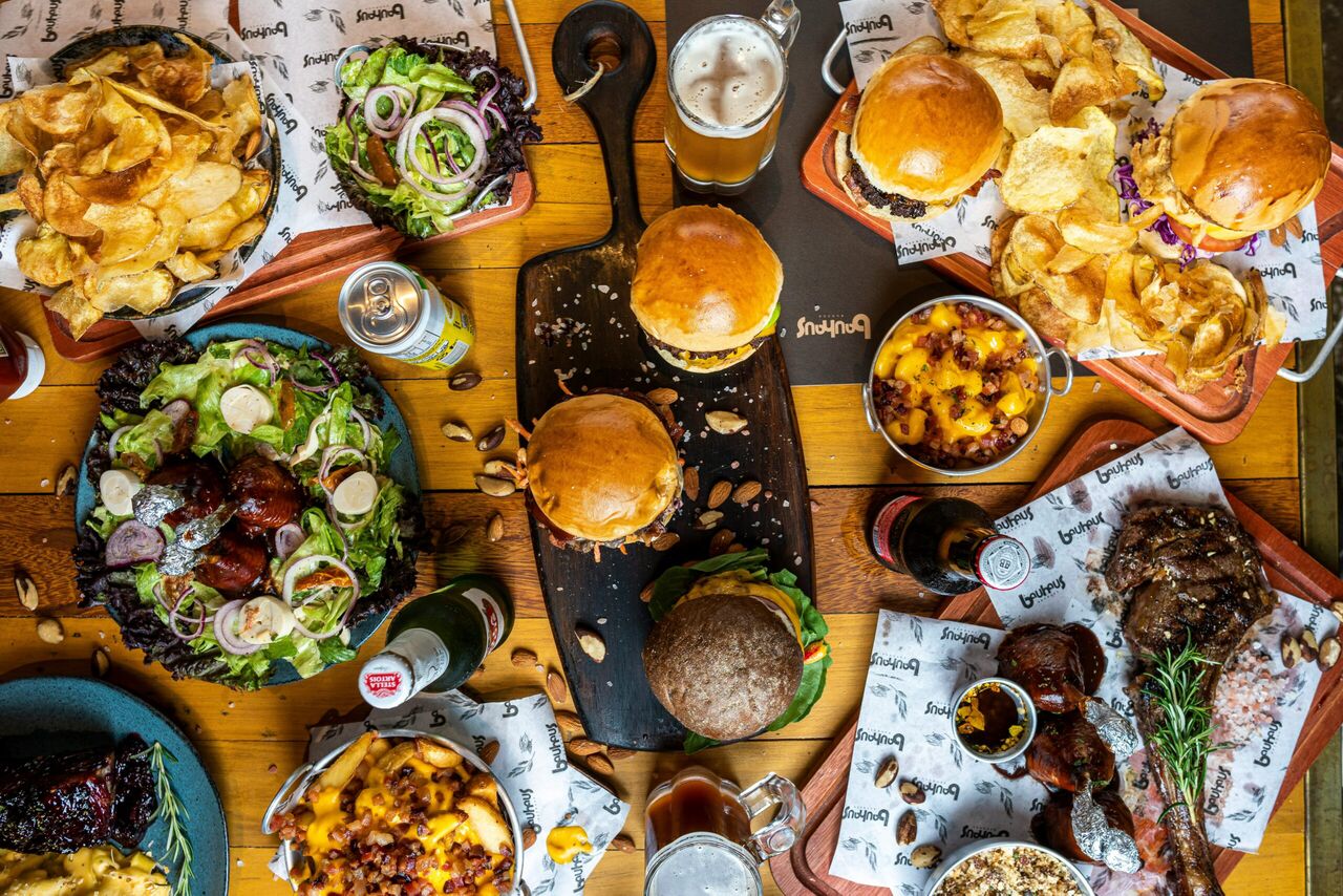 Allemaal fastfood dat op een tafel ligt.