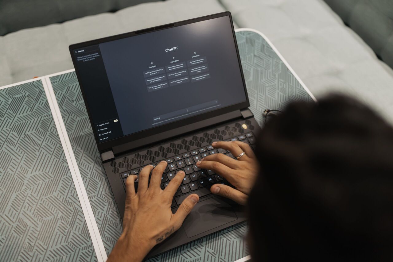 Iemand die op de laptop ChatGPT heeft openstaan. 